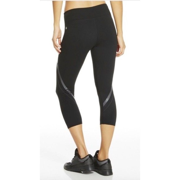 Fabletics Womens Rylie Capri Leggings Black Pockets Stretch UPF Protection XS - Picture 5 of 11